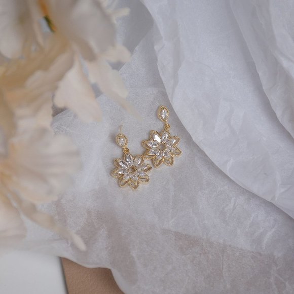 NEW 14K Gold Plated Diamond Snowflake Flower Earrings - Picture 4 of 4